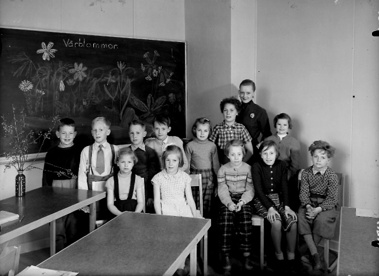 Almby Folkets Hus, interiör, 12 skolbarn med lärarinna fröken Svea Nilsson.
Klass 2an.