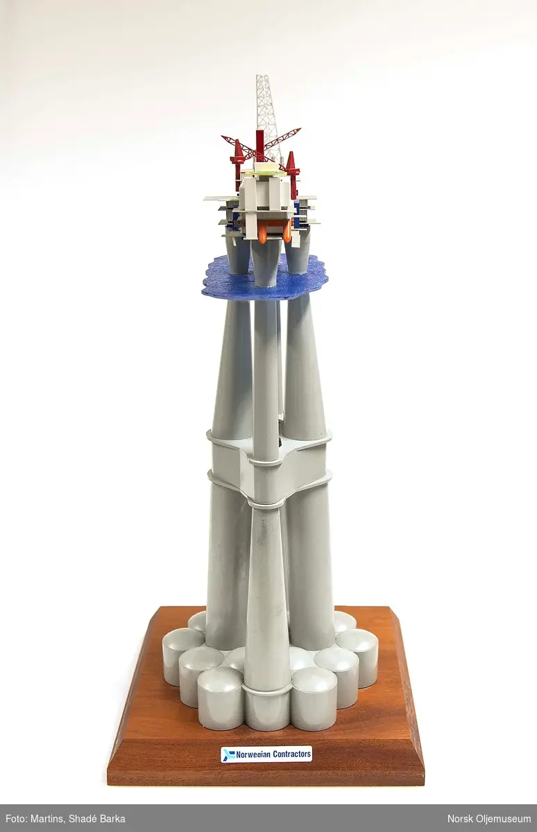 Modell av gassplattformen Troll A på sokkel. Modellen er bygget i målestokk 1:1000.