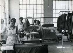 Arbeidarar ved presseri for herregarderobe ved Wilhelm Kahrs