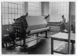 Mann på arbeid på apretursalen ved Wilhelm Kahrs Kemisk Rens