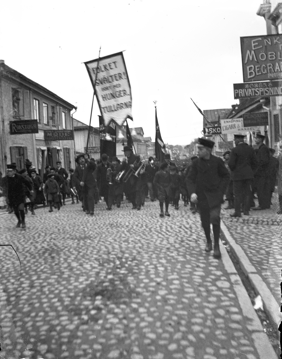 "1 maj demonstration". Kungsgatan, Enköping, sedd från korsningen med Rådhusgatan mot sydväst.