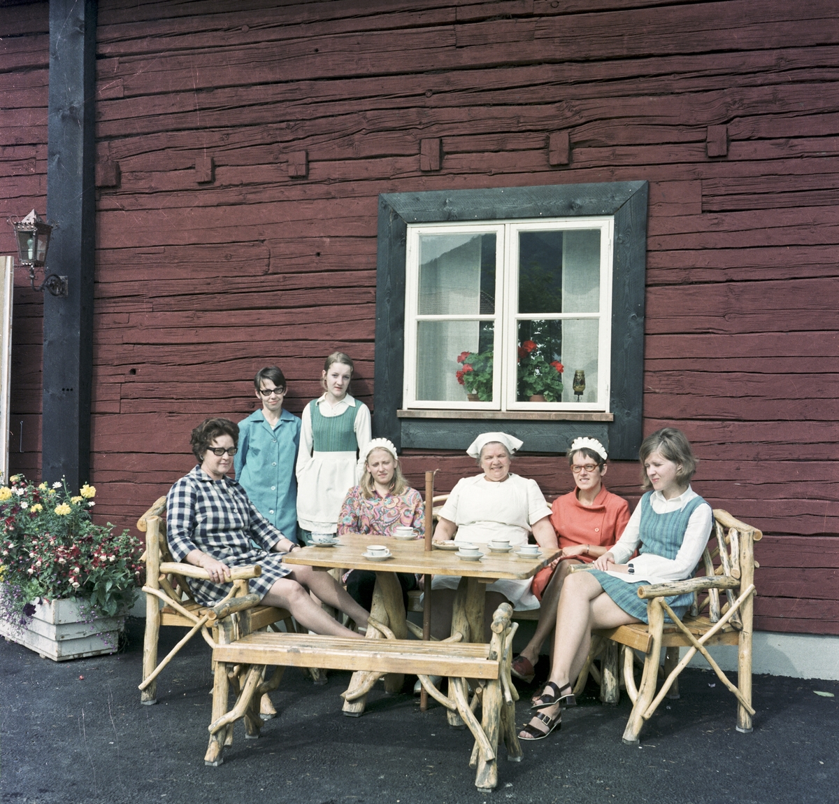Personal på Kroatorpet i Huskvarna tar en kafferast. Från vänster: Gun Annborn, föreståndare (1), Lena Berndtsson, Servitris (3), Ingeborg Gustavsson, bagerska (5), Vega Karlsson, kassörska (6) och Ann-Marie Fält (7).