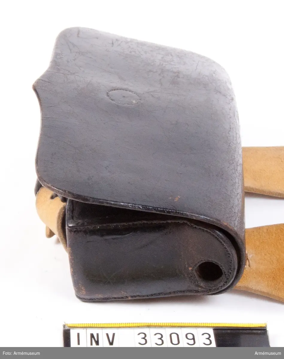 Grupp C I. 
Kartuschen är av typen svart läderväska med knäppanordning bestående av sleif och knapp. Två stycken spännen finns på baksidan för fäste av kartuschremmen.