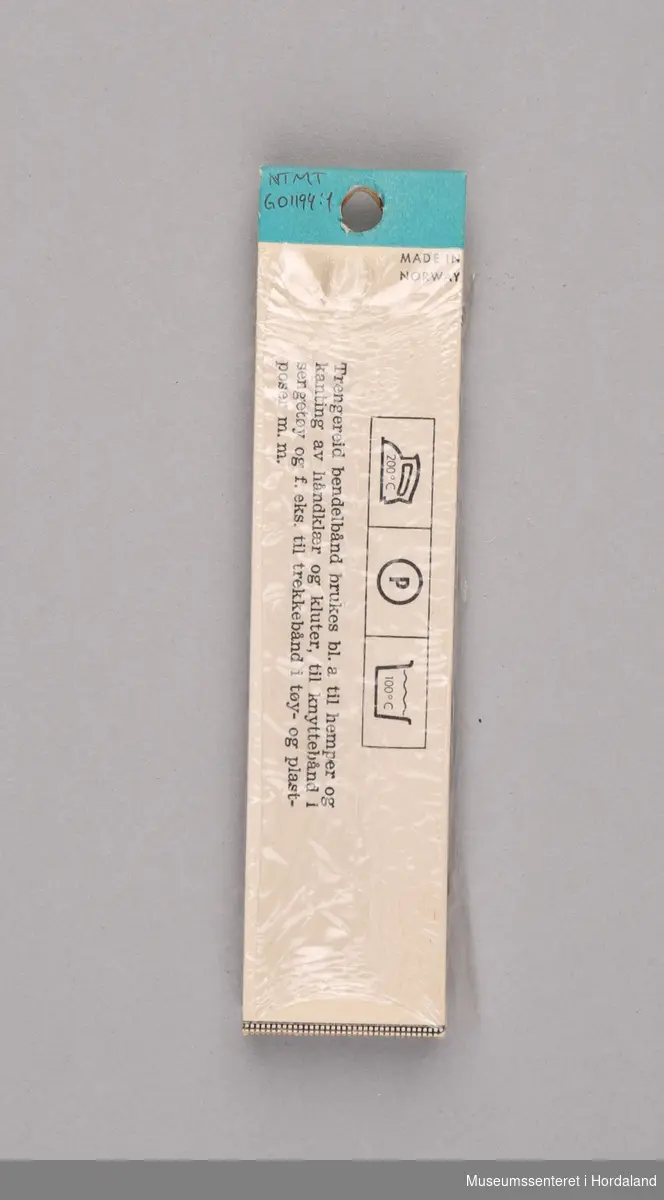 2 identiske pakker med bendelband: "brukes til b.la. til hemper og kanting av håndklær og kluter, til knyttebånd i sengetøy og  f.eks. trekkebånd i tøy og plastposer m.m." Pakket i plast- og pappemballasje.