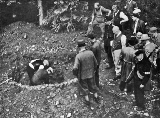 Historisk bilde av folk som graver opp graver etter andre verdenskrig. To menn graver, 14 menn står og ser på.. Foto/Photo