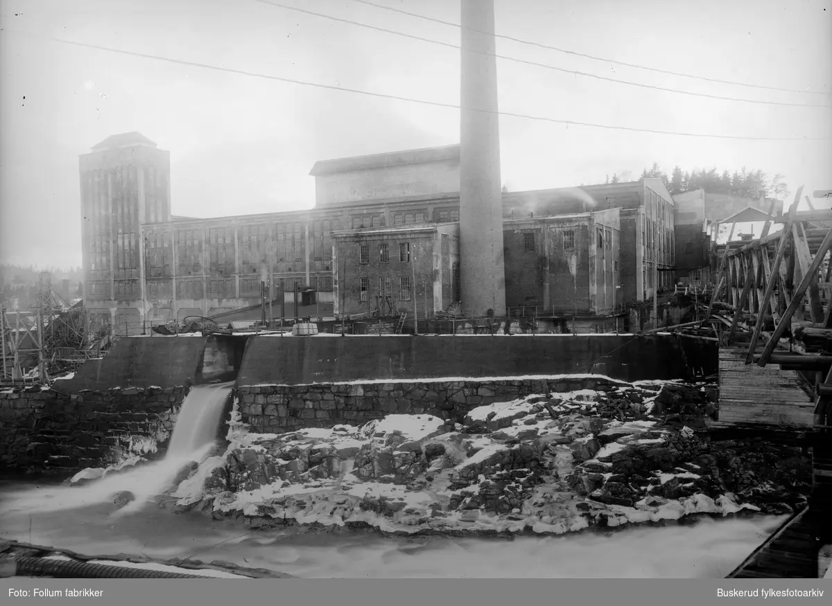 Follum Fabrikker
Papirfabrikk og kullfyrhus sett fra Røsholmsiden, fotografert før siste utvidelse av kullfyhus i 1927
