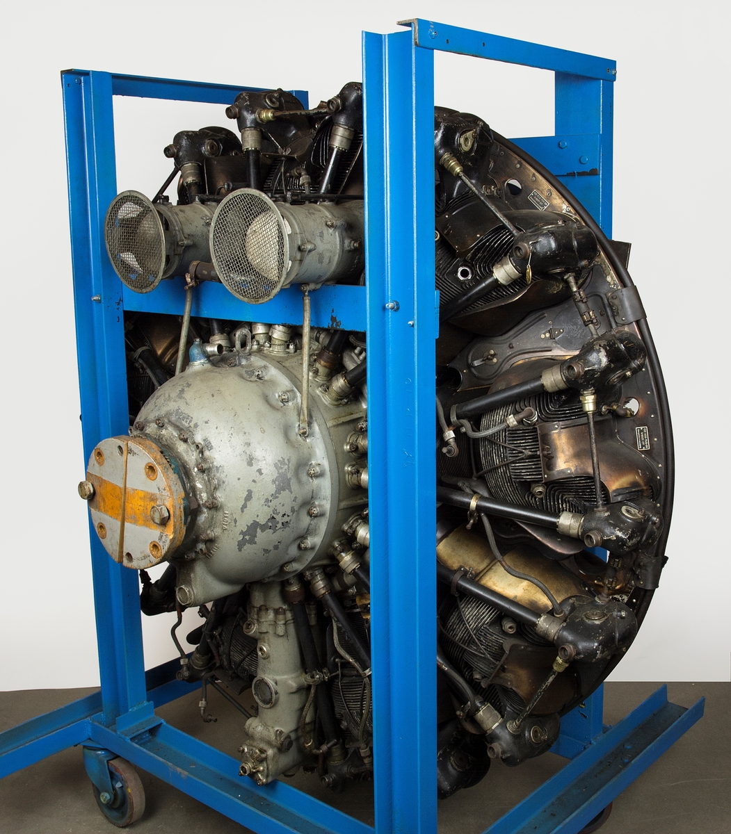 Flygmotor BMW 132 K. Motorn placerad i transportställning med hjul. 
Till fpl T2, fpl S12. 
Motorn är nio cylindrig stjärnmotor.