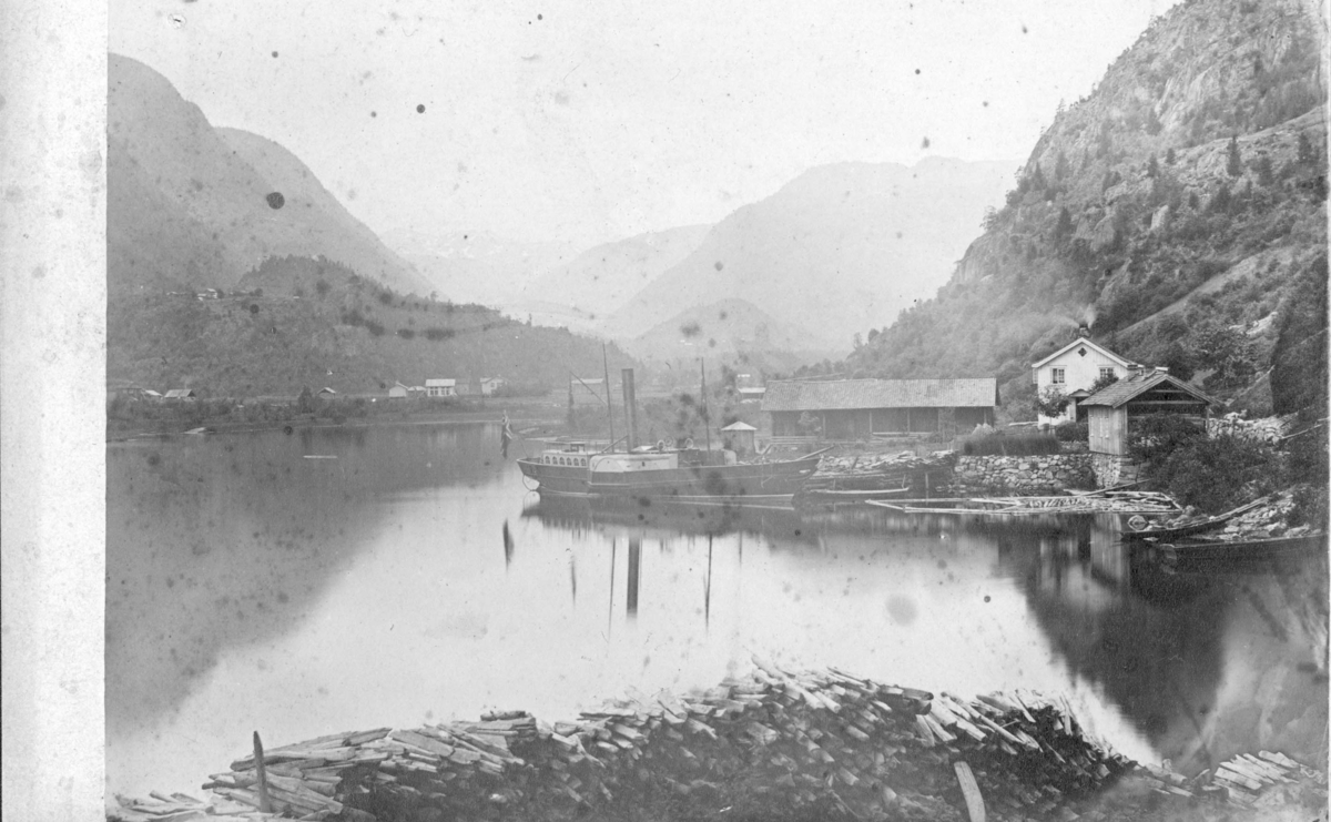 Fotografi av Lastein og med båten "St. Olav" på Dalen.