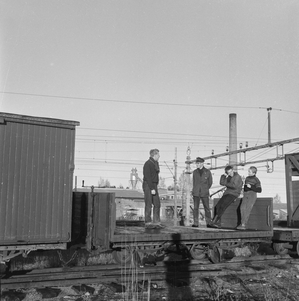 En del av Urskog-Hølandsbanens vogner ble hensatt ved Sørumsand Verksted etter banens nedleggelse. Vognene ble senere overført til museumsbanen. Her er aktive medlemmer på befaring.