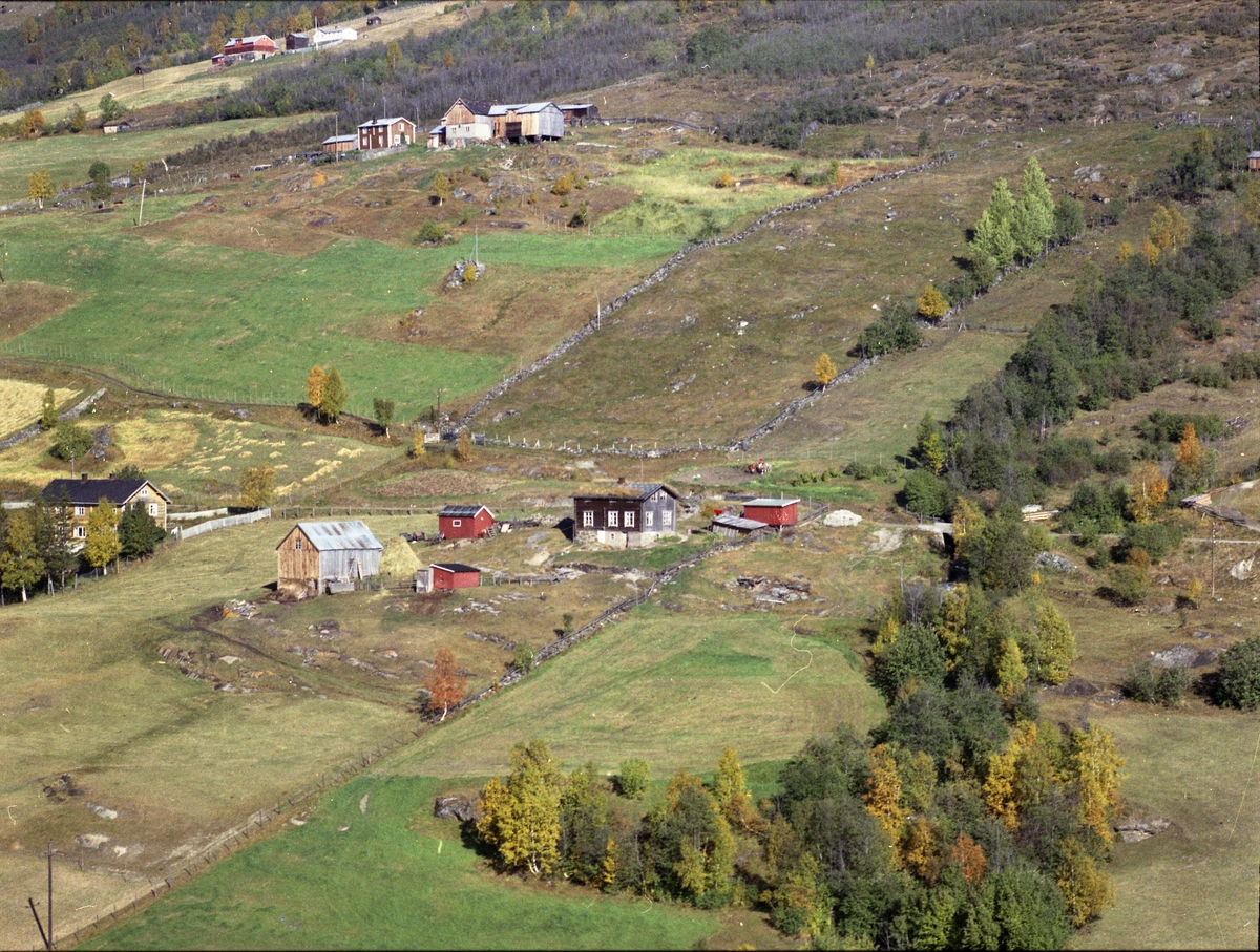 Flyfoto, gårdsbruk, Stavåbakken (Nørdre Skrukstad) i front og Skrukstad ( Vorkinnsøverjordet), Dovre kommune