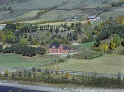 Flyfoto,gårdsbruk, skole, Dovre. Skeievoll skole og opp til 