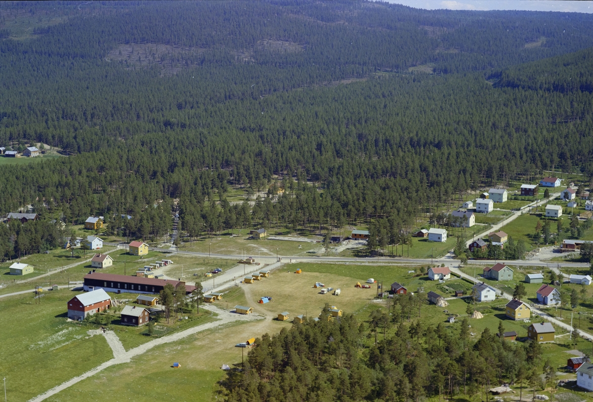 Flyfoto, bebyggelse , gårdsbruk Midtskogen med campinghytter og boligfelt, Dombås.