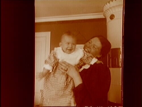 Rumsinteriör, en kvinna och en liten flicka.
Gerda Thermaenius med dottern Maj.