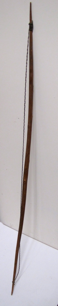 Knotig båge med lädersträng. Längd: 140 cm. Bricka: C. Enligt senare funnen förteckning C= Bågar från Caplandet.
Gåva av Axel Wilhelm Eriksson ( 7/3 68 ).

E.M. Shaw 2/9 1965: the bow does look like a South West African bow. We have three sorts from the Ovambo.
In section they are respectively : the first two being ordinary woos and the third the midrib of palm frond. 
Some of the South West African Bushmen also use a large bow wich is round in section.
But those we have, have a binding to prevent the string from slipping at each end.


Föremålet tillhör den etnografiska samlingen.