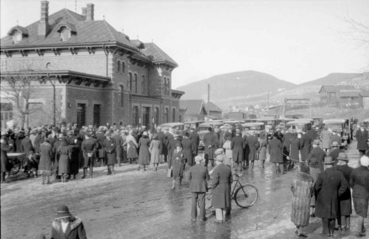 Lillehammer Stasjon, mye folk og biler foran stasjonen, 1930-åra