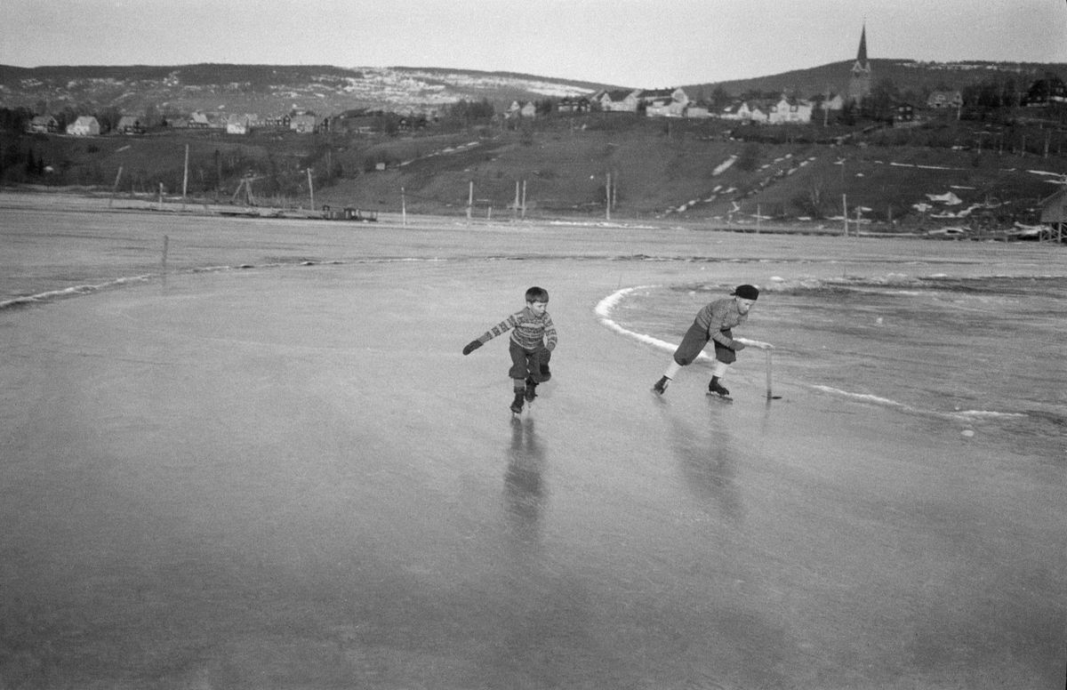 Skøyteløp på Mjøsisen, ca 1933. Gunnar Berge (ytre), og Odd Jens Bjerkeli (indre).