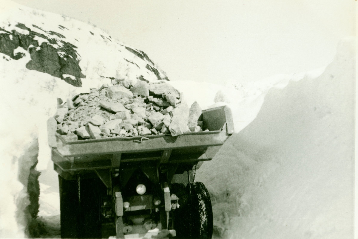 Lastebil med lass frå tunnellen.bilen  til Brødrene Kaslegard Det var 3,5 meter snø der i 1962.
Wigger Liahagen arbeidet her i 1962-64