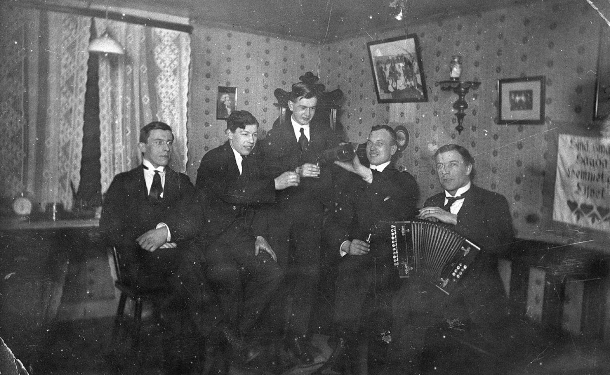 Gråbo, Karlskoga.
Rumsinteriör, fem unga män.
Från vänster: Fritz Sjögren, Isak Berggren,  Sven Fagerström, Bråthen, Karl Berggren.