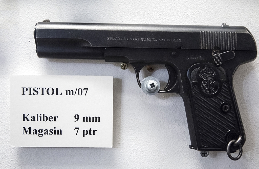 Pistol m/07. Pistol m/07 köptes in från belgiska vapentillverkaren Fabrique Nationale (FN). Från 1916 till 1940 tillverkade Husqvarna cirka 94 000 av dessa pistoler på licens i Sverige. Vapnet ersatte revolver m/1887 i svensk tjänst och fanns kvar tillsammans med pistol m/40 fram till att man slutligen började införa pistol 88 på 1980-talet.