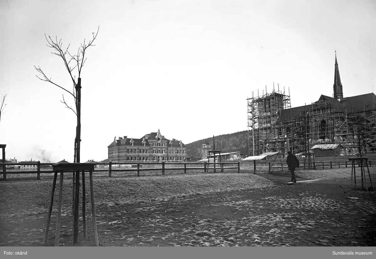 Byggandet av Gustav Adolfs kyrka.  Flickskolan till vänster.