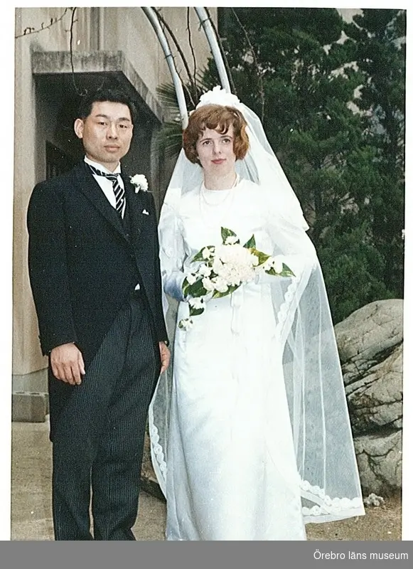 Bröllopsbild (Japan).
Akira Matsubara och Carine klädd i bröllopsklänning.
Fotograf till originalbilden okänd - släkting till brudparet.
Bilderna är skannade från Carine (Karin) Matsubaras fotoalbum i samband med dokumentationsprojektet "Brevet til framtiden". Carine Matsubara medverkade i detta projekt med ett långt brev där hon bl.a. berättar hur hon träffade sin make Akira Matsubara och gifte sig med honom. Brevets id-nummer i samlingen är: 54.
Se Dnr: 2004.910.194 för vidare upplysningar om projektet.