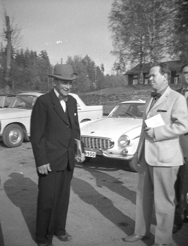 Länsarkitekt Jonsson och guiden vid Sveafallen, Degerfors.
20 maj 1964.