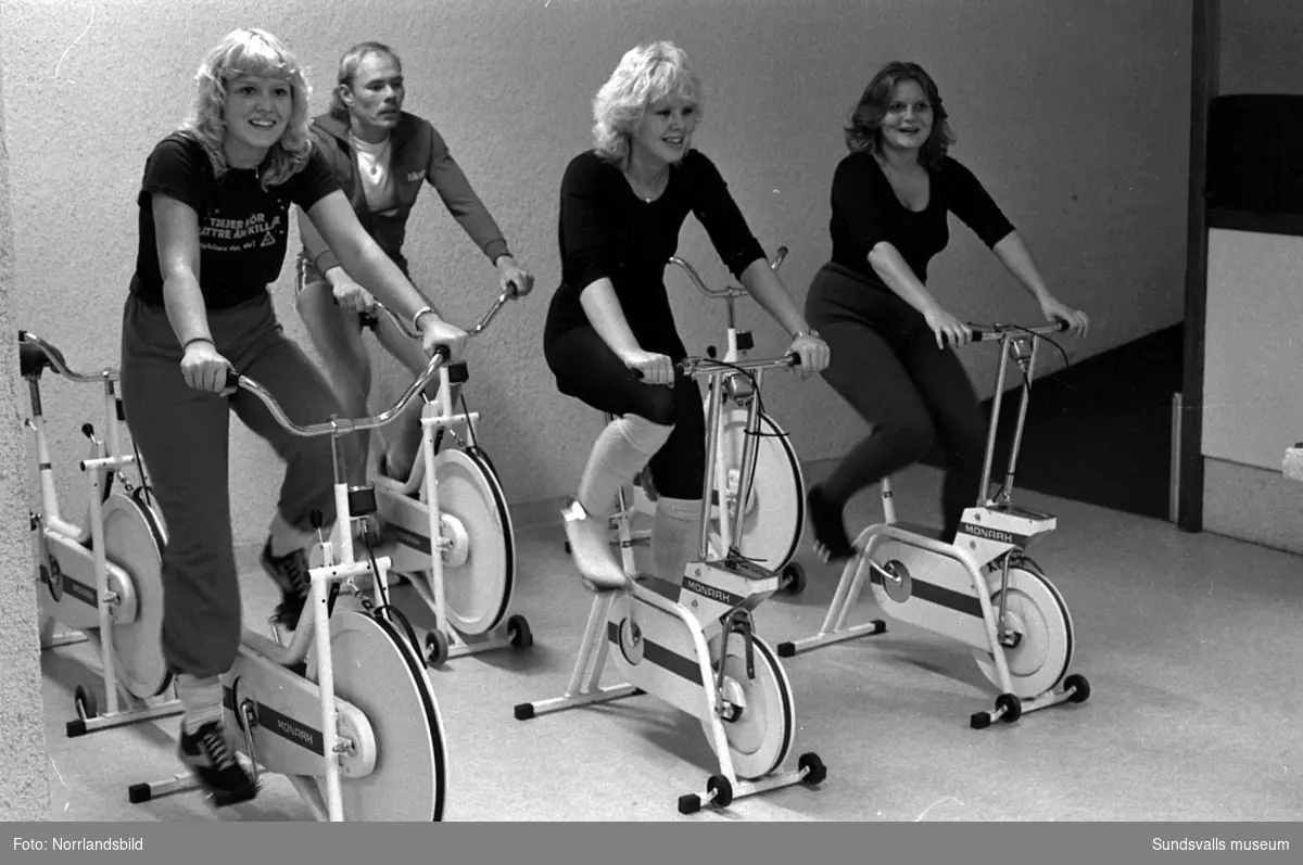 Ego hälsostudio. Interiörbilder med tränande tjejer och killar 1982.