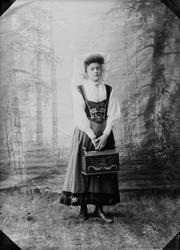Portrett av ukjent kvinne i bunad, 1907.