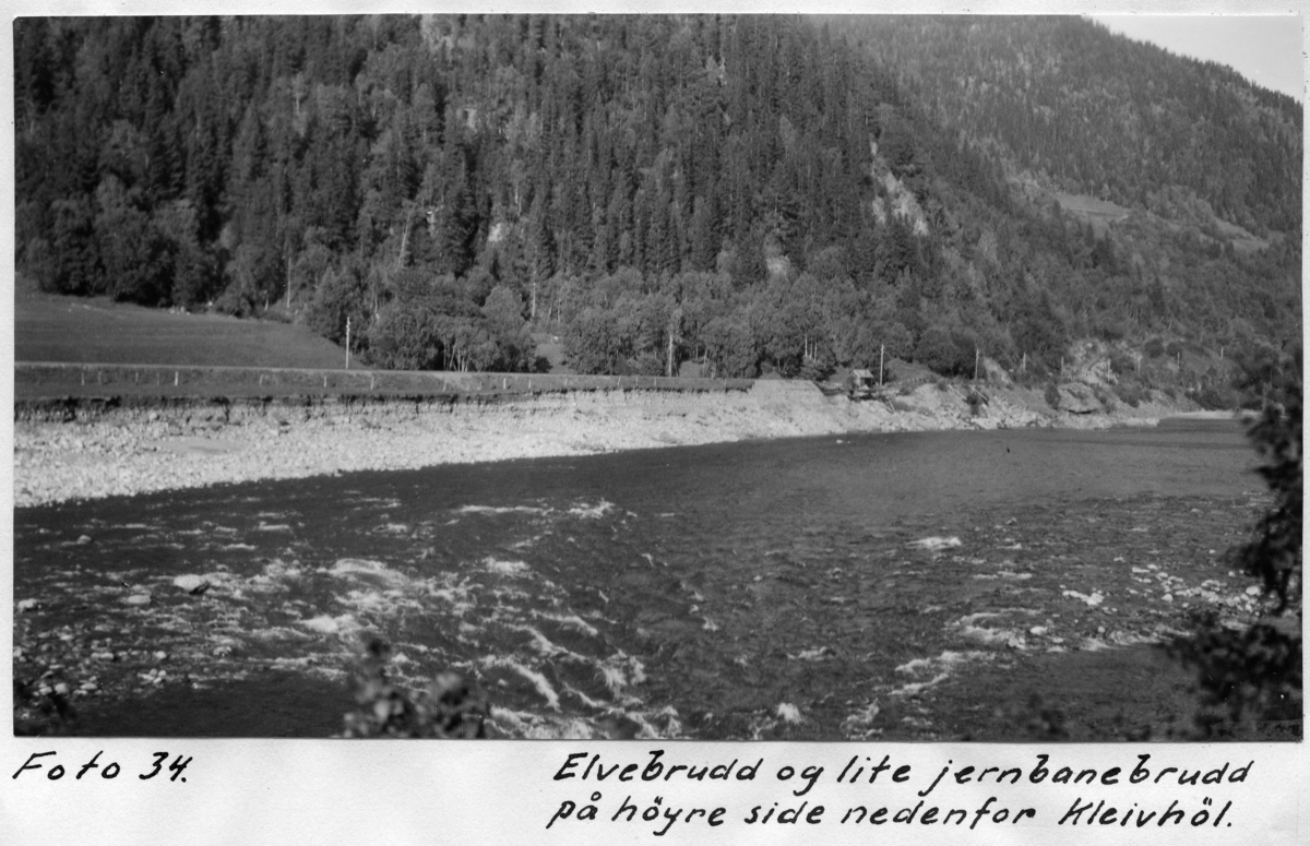 Elvebrudd og lite jernbanebrudd på høyre side nedenfor Kleivhøl...Flom Gaula (24.08.1940)