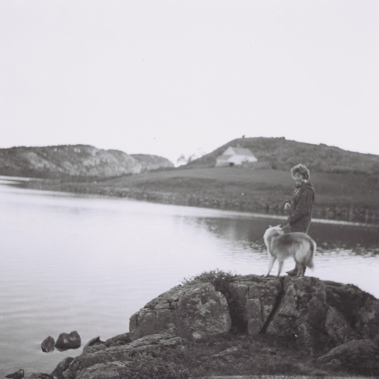 Reidun Isaksen, lærar på Røysland i Bjerkreim i 1961. Logliå i bakgrunnen.