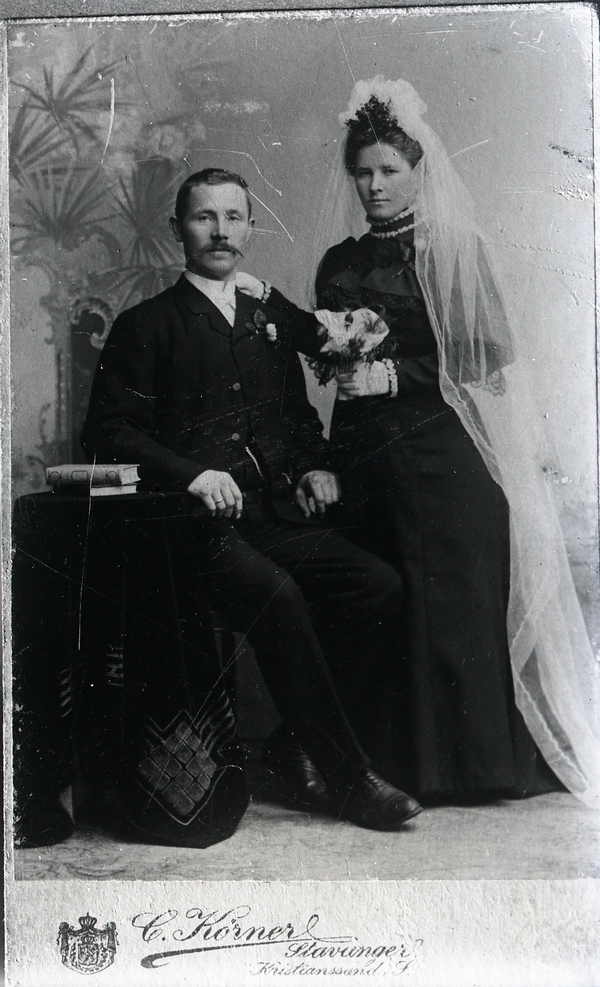 Jonas A. Fjermestad (1878 - 1969) og kona Ingeborg Marie Kristiansdtr. Åsland (1878 - 1960)