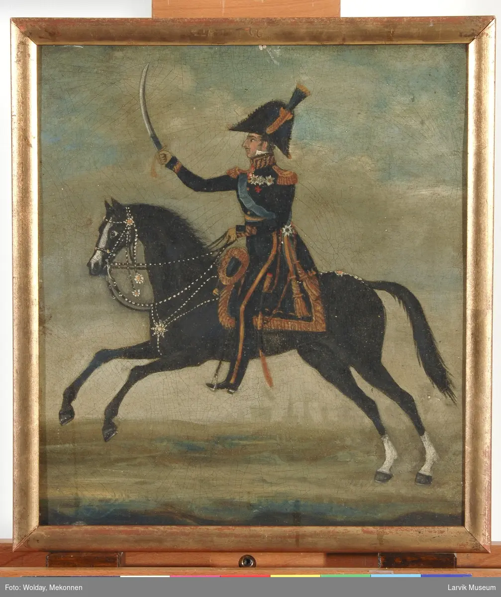 Portrett sortkledd konge i uniform på sort hest