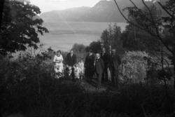 Fotsamling etter Hans Tveito. Utendørs gruppebilde. Kristian