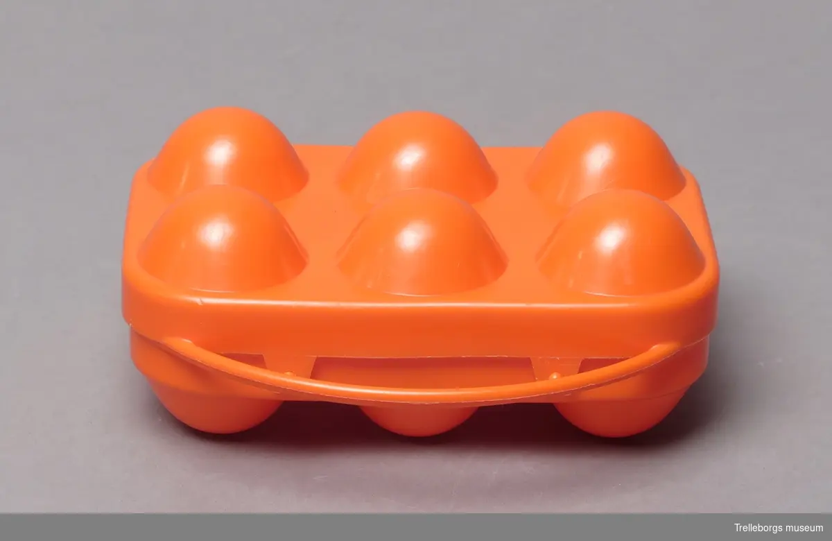 Orange plastväska med handtag för förvaringa av sex ägg.
Användes till att packa äggen i då de såldes i lösvikt.