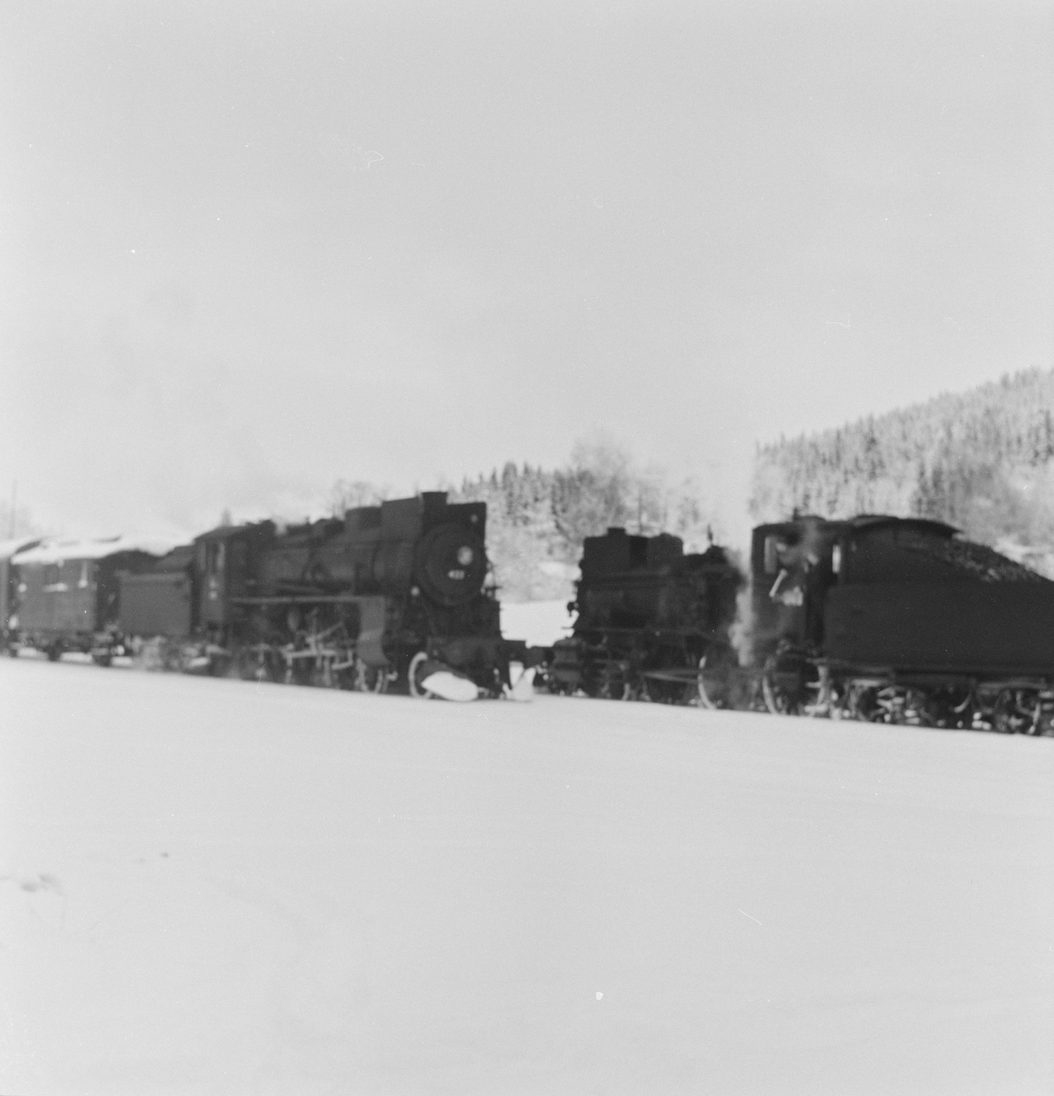 Kryssing mellom godstogene 5081/5082 på Solørbanen Togene trekkes av damplokomotiv 26c nr, 433 og 27a nr. 234.