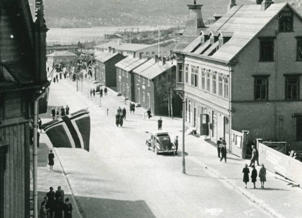 Parti fra gate 1 i Narvik med  Torvet i bakgrunnen. Huset til høyre i bildet er Gamle Rådhus. Vi ser også porten ned til politivakta.