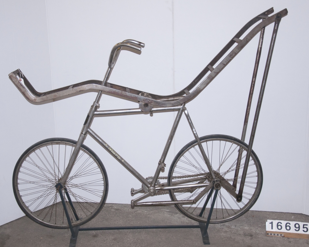 Gungcykel, för konståkning, med översittning. Helförnicklad. Den ursprungliga cykeln av fabrikat "Mars", tillverkningsnummer 323303.