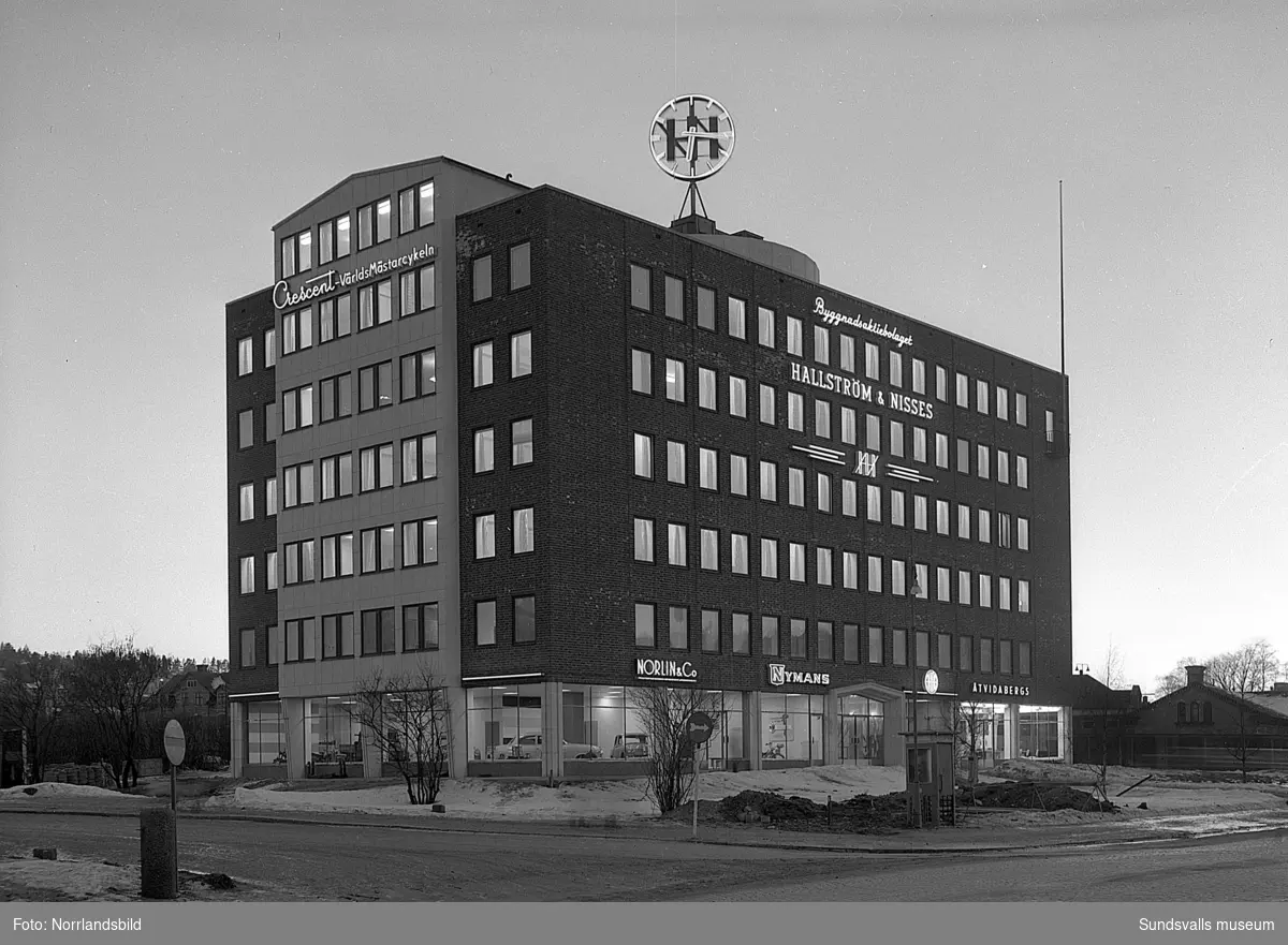 Hallström & Nisses kontorshus vid Landsvägsallén. Exteriörbilder dag och kväll.