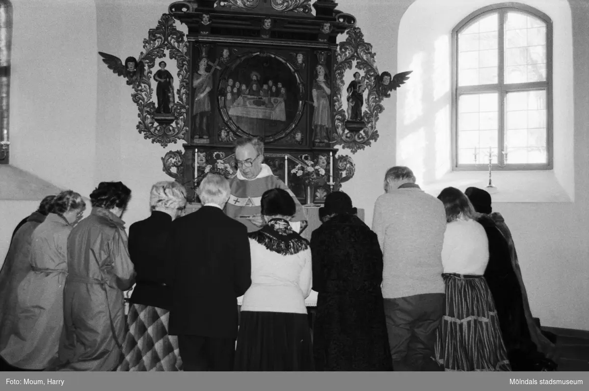 Kyrkoherde Gustaf Lindman förrättar nattvarden i Kållereds kyrka, år 1984.

Fotografi taget av Harry Moum, HUM, Mölndals-Posten, vecka 8, år 1984.