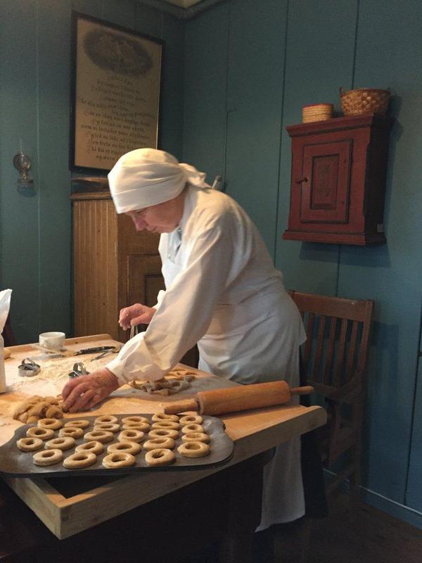 Bildet viser ei dame som lager smultringer.