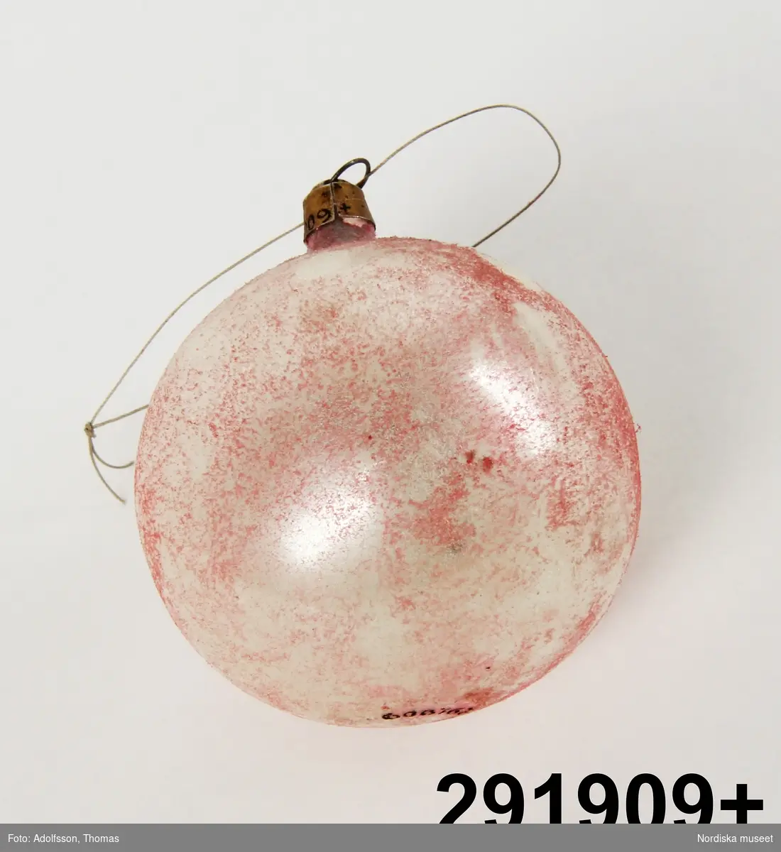 Huvudliggare:
"Julgransprydnad, glaskulor, 12 st; olika färger, en del folierade, nötta; upphängningshylsor; Diam ca 5 cm; förvaras i ask, indelad i 12 fack; mått 28 x 21,5 x 7 cm."

En av de 12 glaskulorna - en rund tvåfärgad rödvit rutig- är i 9 bitar.
2006-02-20 LEKÄ