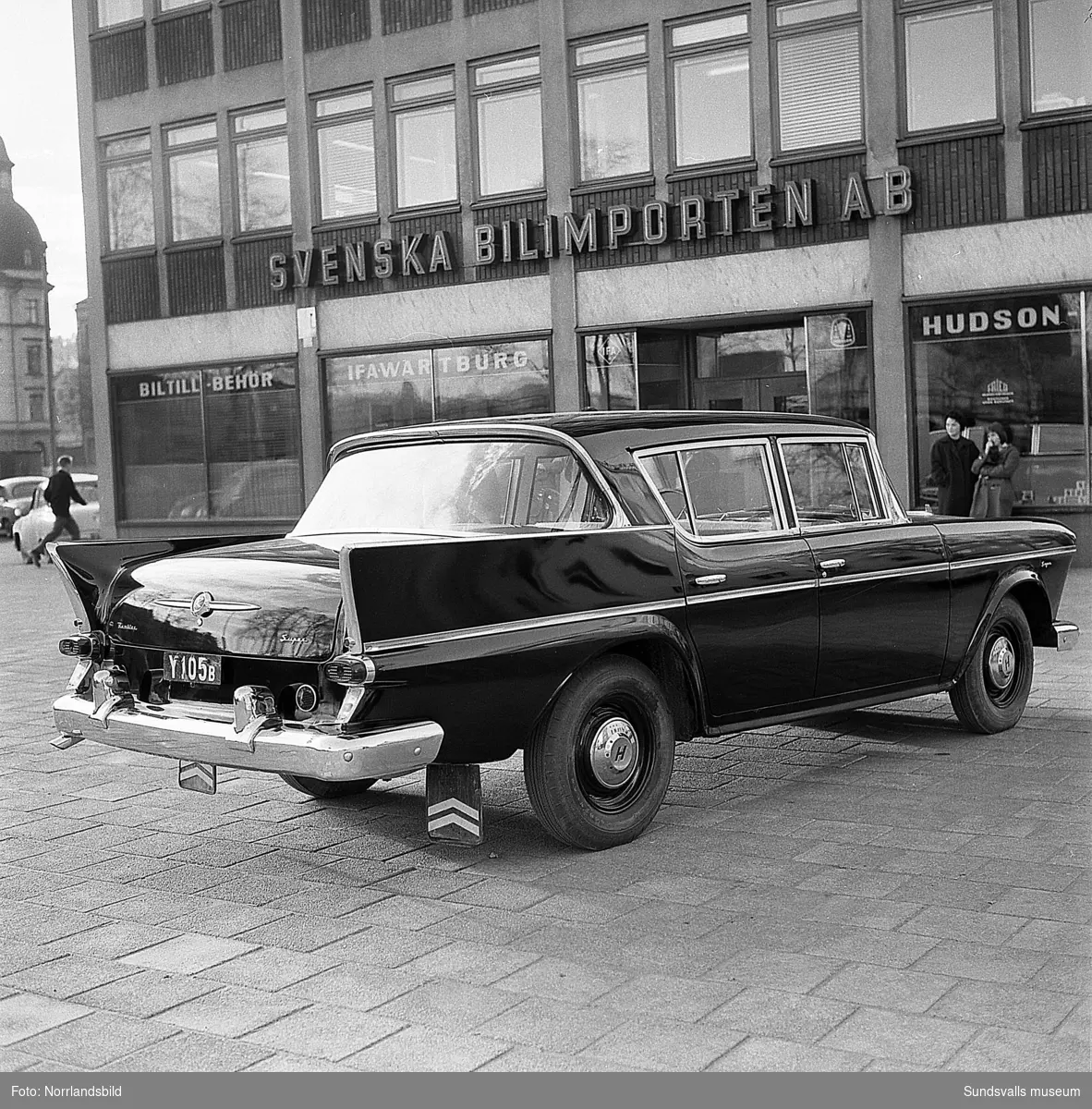Svenska Bilimporten AB vid Köpmangatan 1 presenterar en Rambler Super årsmodell 1958.