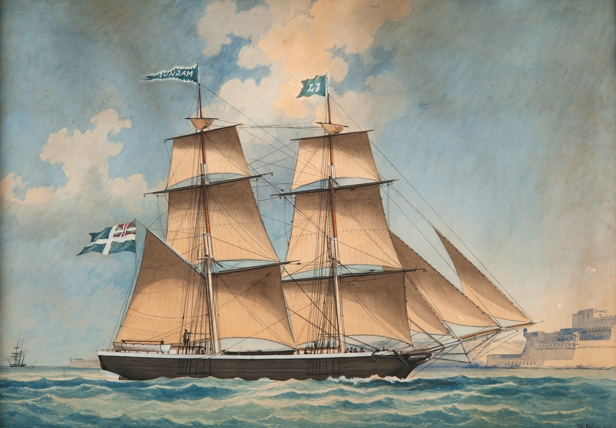 Briggen MAGNUS anlöpande Malta 1858. Briggen seglar för bidevind för styrbords halsar visande lovartssidan. I bakgrunden landsträckning med bastioner till höger (Malta).