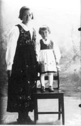Anne Bakken (f. 1911 g. Jonsgard) og dottera Agnete Bakken (