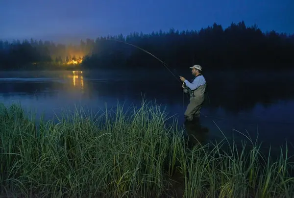 Fluefisker Knut Johan Ruud fisker i Rena om natta (Foto/Photo)
