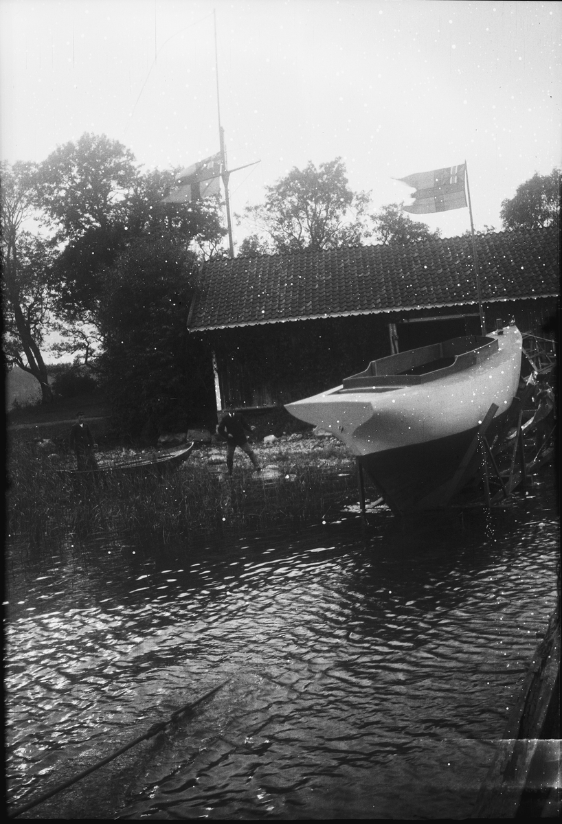 Drottning Victorias bilder. Prins Gustav Adolf och greve Göran Posse byggde en segelbåt, 1904, på Tullgarn med hjälp av en båtbyggare. Här sjösättes båten "Sif".