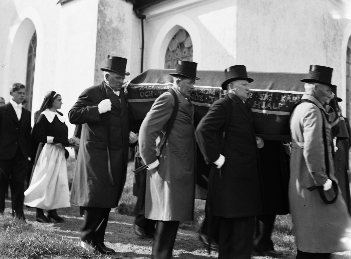 Kistan med stoftet efter friherre Fredrik von Essen bärs in i Lena kyrka