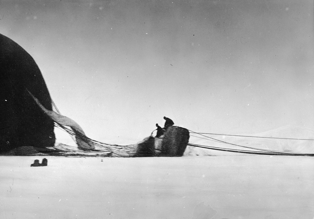 "Örnen", strax efter landningen på isen. Framtagning av bilderna gjordes av docent John Hertzberg år 1930 på Fotografi, Tekniska Högskolan.
