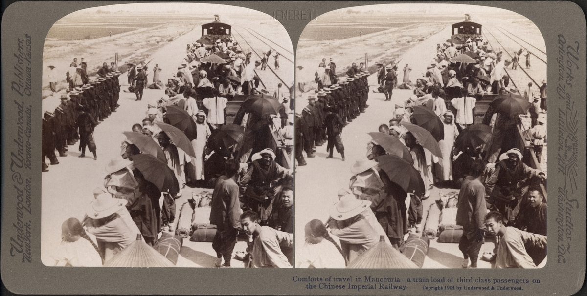 Stereobild av tredje klassens passagerare, män  på flak på tog vid Manchuria, Chinese Imperial Railway.