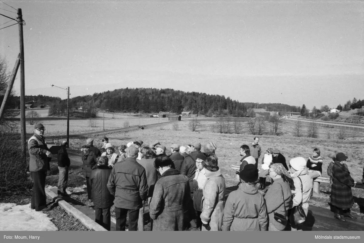 Kållereds hembygdsgille anordnar sockenvandring i Torrekulla, Kållered, år 1984.

För mer information om bilden se under tilläggsinformation.